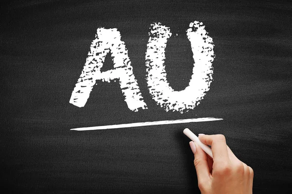 Afrika Birliği 'nin kısaltması tahtaya tebeşirle yazılmış. Metnin altını çizerek, Afrika entegrasyonu, gelişimi ve barışı konu alan kıtasal organı temsil eden el..