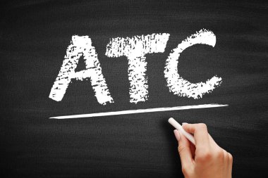 Tahtaya tebeşirle yazılmış ATC metni. ATC 'nin açılımı Hava Trafik Kontrolü, yer üstü kontrolörleri tarafından sağlanan ve hava sahasını kontrol eden hava araçları...