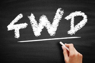 Tahtaya tebeşirle yazılmış 4WD metni. 4WD, dört tekere de aynı anda güç sağlayan ve pürüzlü ve kaygan zeminde yol tutuşunu geliştiren bir araç sistemi anlamına geliyor.