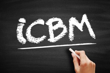 Tahtaya tebeşirle yazılmış iCBM metni. ICBM Kıtalararası Balistik Füze anlamına geliyor. Minimum menzili 5,500 km olan güdümlü balistik füze öncelikli olarak nükleer silah teslimatı için tasarlandı.