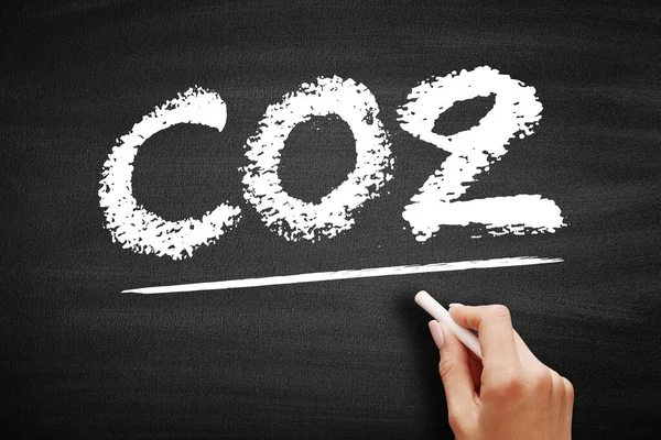 Karbondioksit kimyasal formülü kara tahtada. Eğitim ortamında iklim, emisyon ve atmosfer bilimiyle ilgili gaz sembolünün altını çizen el yazısı.