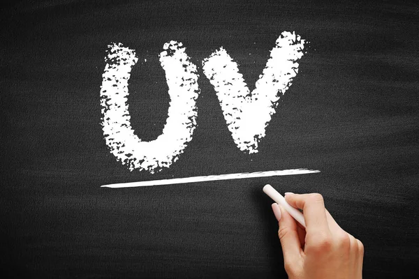 Ultraviyole ışın kısaltması tebeşirle yazılmış. El, fizik eğitimi için güneş radyasyonu, güneş koruması ve elektromanyetik ışınların sembolünün altını çiziyor.