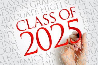 2025 Sınıfı el yazısıyla işaretle yazılmış. Arka planda üniversite, akademik ve diploma gibi eğitici kelimeler yer alıyor. Öğrenciler ve mezunlar için mezuniyet duyurusu