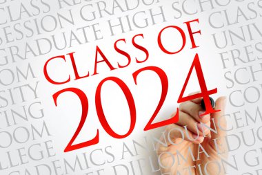 2024 mezuniyet mesajı. El, üniversite, diploma ve akademisyenler de dahil olmak üzere eğitici kelime bulutlarının üzerine yazı çiziyor. Mezuniyet duyuruları ve son sınıf kutlamaları için ideal.