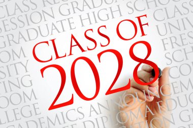 2028 mezuniyet mesajı. Kolej, akademisyenler ve duyuru içeren eğitim geçmişine karşı el işaretleri var. Geleceğin akademik kilometre taşları için görsel