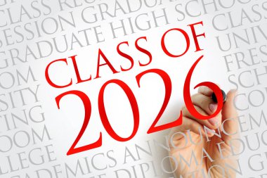 Eğitici kelimelerin arka planında el yazısı olan 2026 Sınıfı metni. Mezuniyet, akademik başarı ve gelecek okul hedefleri.