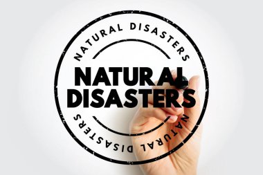 Doğal Afetler damgası, insan eli ve işaretleyicisiyle. Acil durum yönetimi, çevresel tehlikeler, felaket tepkisi, iklim değişikliği ve risk ve önleme için kamu güvenliği kavramı