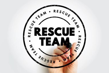 Bir el tarafından tutulan yuvarlak pulun içindeki takım metnini geri al. Kamu güvenliği ve korunması için destek, yardım ve profesyonel kurtarma birimini gösteren acil servis kavramı