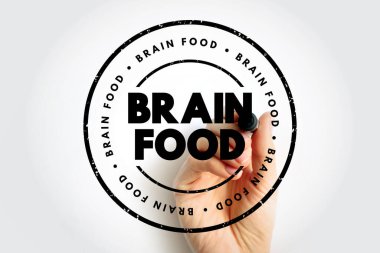 Bir el tarafından tutulan dairesel bir pulun içindeki beyin gıdası metni. Sağlık ve beslenme konsepti zeka, bilişsel performans, sağlıklı beslenme ve zihin sağlığına odaklandı.