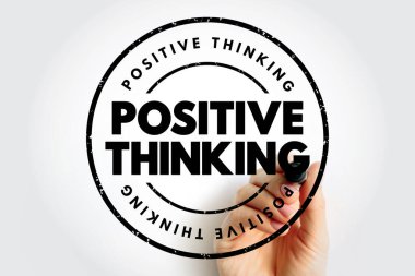 Kauçuk pul dizaynında, elinde kalem tutan bir el ile olumlu düşünme metni. Kişisel ve ticari kalkınma için zihniyet, ruh sağlığı, iyimserlik ve motivasyon kavramlarına odaklanır