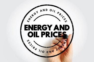 ENERJİ VE OL PRIES bir el tarafından tutulan dairesel bir pul üzerinde metin. Yakıt maliyetleri ve pazar eğilimleri için ekonomik ve endüstriyel kavram