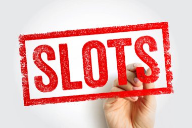 Kauçuk pul kutusundaki SLOTS metni işaretli bir el tarafından çiziliyor. Bu kavram, temiz bir arka planda kumarhane oyunları, dijital kumar ve eğlence sektörlerini temsil eder.