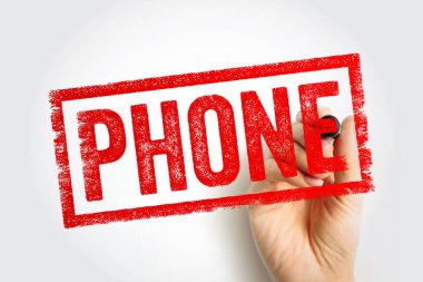 Bir el tarafından tutulan bir pulun içindeki telefon mesajı. İş ve kişisel kullanım için iletişimi, teknolojiyi, donanımı ve hücresel cihazları temsil eden basit bir kavram