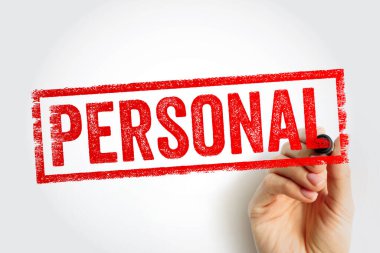 KİŞİ SİZE metin bir el ve bir kalem ile desenli pul stili ile yazılmış. Temiz bir arkaplanda mahremiyet, birey ve kimlik kavramı.