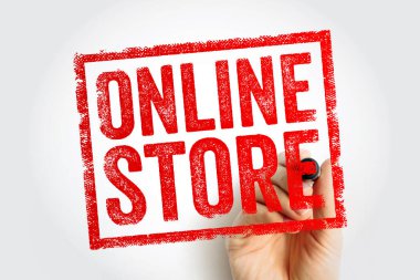 ONLINE Mağazası metni bir el tarafından tutulan yıpranmış bir pul olarak. E-ticaret, dijital pazarlama, internet alışverişi ve modern iş işlemlerini sembolize eder