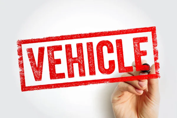 Kauçuk pul kutusundaki VEHICLE metni, elinde kalem olan bir el tarafından çiziliyor. Bu kavram genel ulaşım, araba sahipliği ve hafif bir arka planda motor endüstrisini temsil etmektedir.