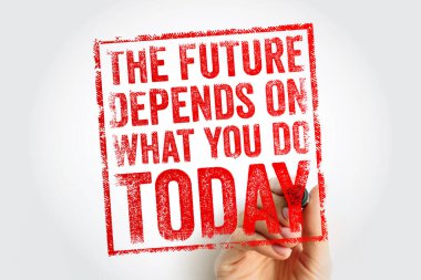 Gelecek, bugün ne yaptığınıza bağlıdır. Kalemle elle yazılmış bir alıntıdır. Uzun vadeli başarı ve kariyer büyümesi için günlük eylem, sorumluluk ve proaktif planlama üzerinde duruluyor