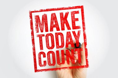 Bugün bir el tarafından tutulan kırmızı pul metnini sayın. Zaman yönetimi, verimlilik ve her fırsattan en iyi şekilde yararlanma üzerine odaklanan pozitif günlük doğrulama