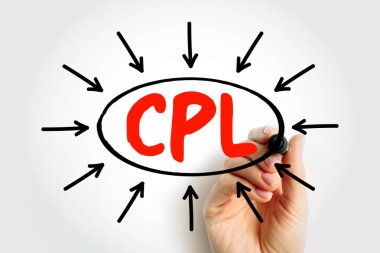 CPL kısaltması, beyaz tahtaya kırmızı harflerle yazılmış, merkeze doğru yönelen oklar, dijital pazarlama ve reklam metrik kavramları için işaretli bir el tarafından tutuluyor.