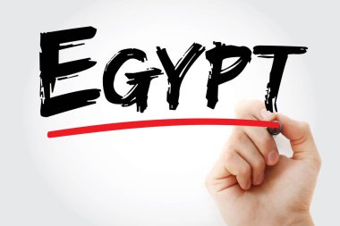 Cama elle yazılmış EGYPT metni. Mısır, kuzeydoğu Afrika 'yı Orta Doğu' ya bağlayan antik medeniyeti ve piramitler gibi anıtlarıyla ünlü bir ülkedir.