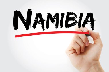 NAMIBIA el yazısıyla yazılan cam üzerine yazı yazmış. Namibya, Afrika 'nın güneybatısında, Atlantik Okyanusu kıyıları boyunca Namib Çölü ve çeşitli yaban hayatı ile tanınan bir ülkedir.