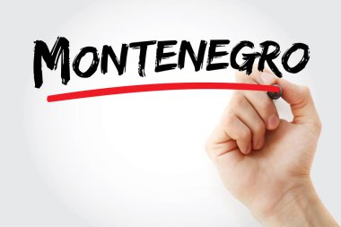 Karadağ cam yüzeyi üzerine yazı yazıyor. Adriyatik Denizi 'ndeki bu Balkan ülkesi, ortaçağ köyleri ve derin tarihi olan engebeli, dağlık bir kıyı şeridiyle tanınıyor.