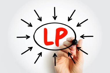 LP Limited Partnership kısaltma metni beyaz tahtada oklu. Sınırsız sorumluluğu ve bir veya daha fazla sınırlı ortağı olan en az bir genel ortaktan oluşan iş yapısı.