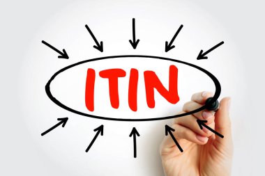 ITIN kısaltması: Vergi mükelleflerinin bireysel kimlik numarası. Beyaz bir arkaplanda kırmızı işaretle yazılmış ve merkezi daire içine alınmış metni gösteren siyah oklar.