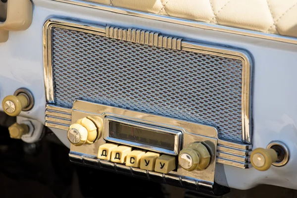 Eski model araba radyo — Stok fotoğraf