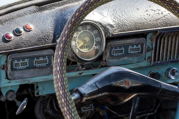 Vieux tableau de bord de voiture rouillé — Photo