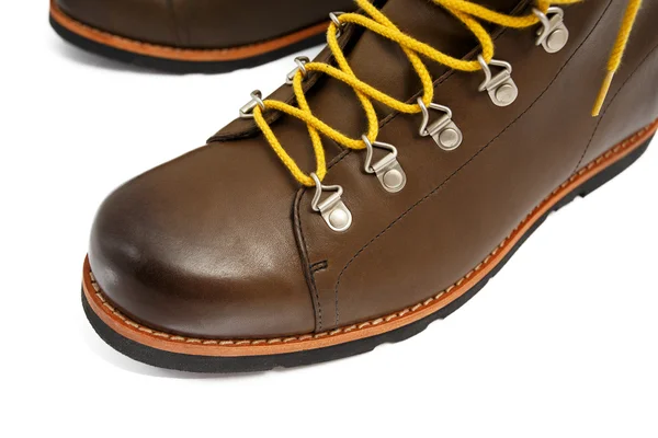 Brunt läderskor med gula skosnören isolerad på vit — Stockfoto