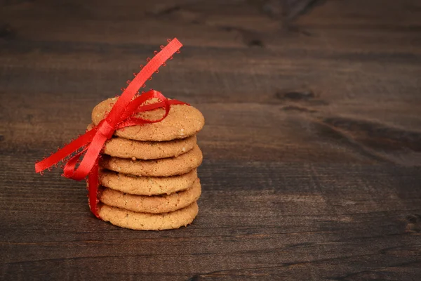 Biscoitos de gengibre com arco vermelho — Fotografia de Stock