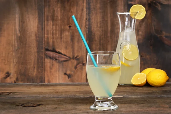 Glas Limonade auf Holz — Stockfoto