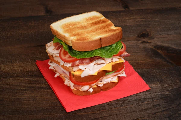 빨간 냅킨에 치킨 클럽 샌드위치 — 스톡 사진
