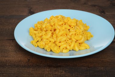 Makarna ve peynir mavi plaka üzerinde