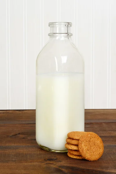 Flasche Milch mit Ingwer-Schnappkeksen — Stockfoto