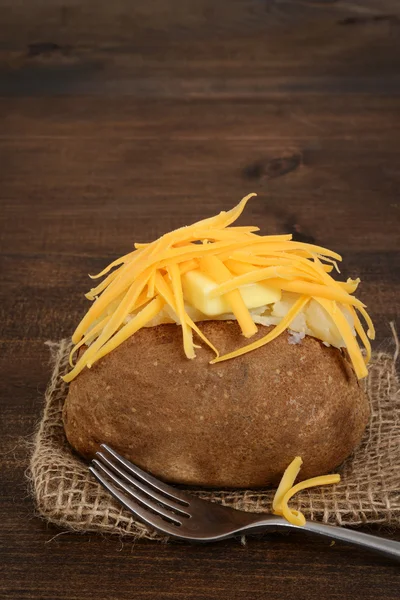 Primer plano de la patata al horno con mantequilla y queso — Foto de Stock