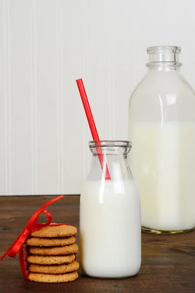 Melk en koekjes — Stockfoto