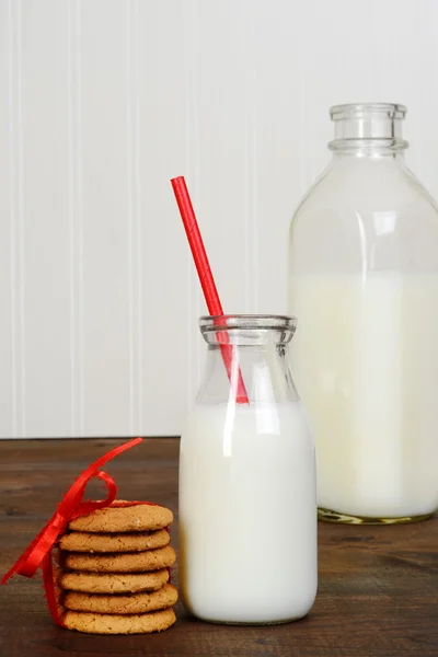 Milch und Kekse — Stockfoto