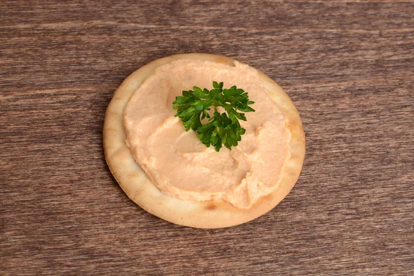 Ahşap üzerine somon pate kraker — Stok fotoğraf