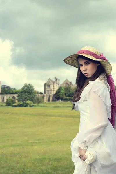 Mujer victoriana con casa solariega — Foto de Stock