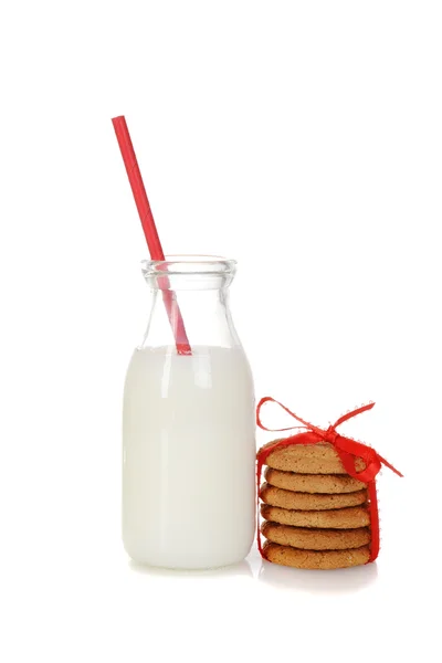 Glas Milch mit Ingwerkeksen — Stockfoto