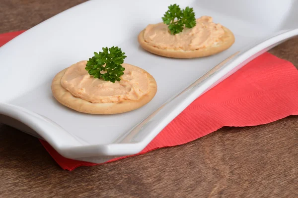 Crackers with salmon pate and parsley — Stock Photo, Image