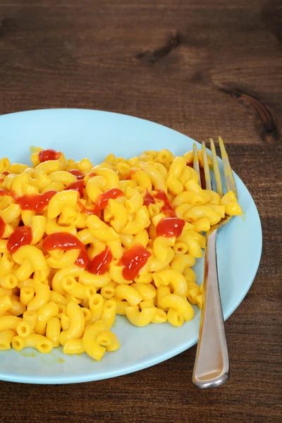 Closeup macaroni and cheese with ketchup — Stock Photo, Image