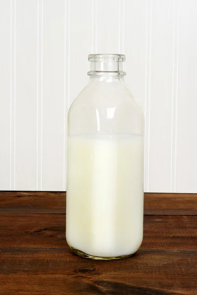 Винтажная бутылка молока — стоковое фото