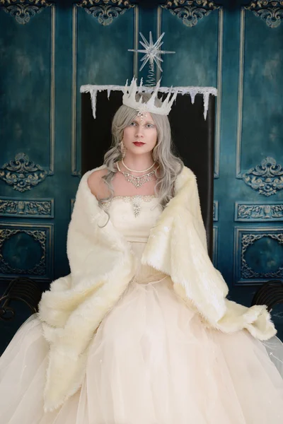 Ice queen on throne with fur wrap — Stock Photo, Image