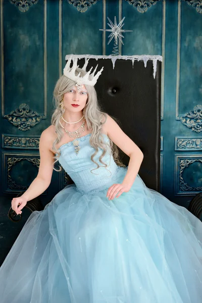 Ice queen lutande på tronen — Stockfoto