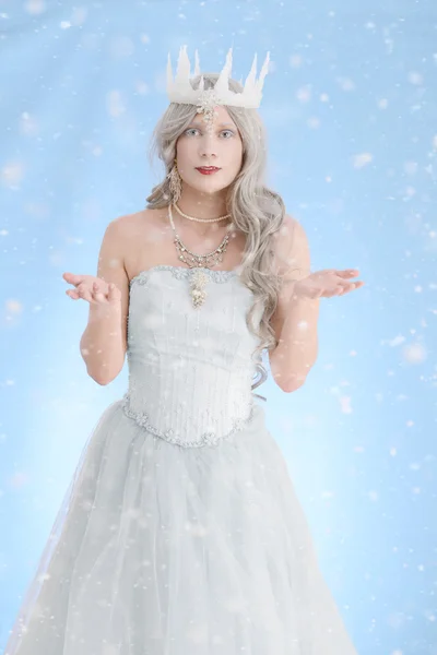 Vackra ice queen att göra snö — Stockfoto