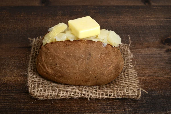 Запечена картопля з маслом — стокове фото