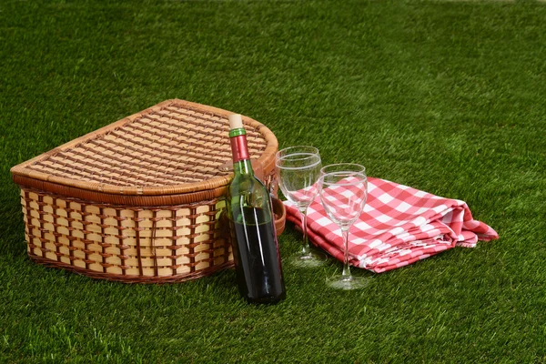 Picknickmand met wijn — Stockfoto